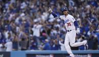 El jardinero central de los Dodgers, Cody Bellinger, reacciona después de conectar un home run de tres carreras ante Braves durante la octava entrada.