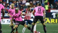 Jesús Angulo intenta retener el balón durante el encuentro en el Estadio Caliente entre Xolos y Chivas.