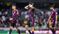 Edson Álvarez, Raúl Jiménez y Néstor Araujo se lamentan después del empate entre la Selección Mexicana y Canadá, el pasado 7 de octubre, en el Estadio Azteca.