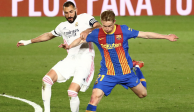 Karim Benzema intenta quitarle el balón a Frenkie de Jong en el enfrentamiento más reciente entre Real Madrid y Barcelona, el pasado 10 de abril.