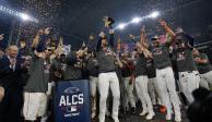 Jugadores de los Houstons Astros festejan con el título que los acredita como campeones de la Liga Americana de la MLB.
