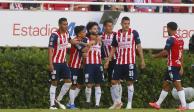 Futbolistas de Chivas celebran un gol en uno de sus partidos en el Torneo Grita México Apertura 2021.