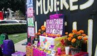 Activistas colocan ofrenda a las mujeres víctimas de feminicidio en glorieta de Colón
