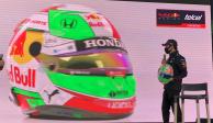 Checo Pérez durante la conferencia de prensa en la que presumió el casco que utilizará en el Gran Premio de México de F1.