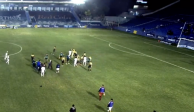 Momento exacto de la trifulca entre aficionados y jugadores al finalizar el encuentro entre Celaya y Dorados.