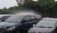 Cae lluvia sobre un solo auto