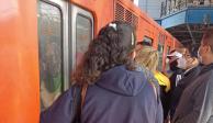 Personas esperan a poder ingresar a los vagones que circulan por la Línea B del Metro de la CDMX.