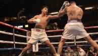 Una acción de la pelea de Jaime Munguía vs Gabriel Rosado