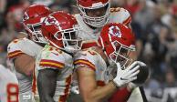 Jugadores de los Chiefs celebran una acción ante los Raiders en la NFL