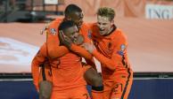 Futbolistas de Países Bajos festejan un gol ante Noruega en el cierre de las eliminatorias europeas rumbo a Qatar 2022.