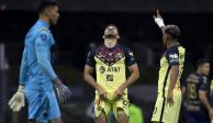 Henry Martín, delantero del América, lamenta su gol anulado por fuera de lugar contra Pumas en la vuelta de los cuartos de final del Torneo Grita México Apertura 2021 de la Liga MX.