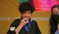 La escritora mexicana Margo Glantz recibió de manos de Silvia Lemus la medalla Carlos Fuentes en la FIL Guadalajara.