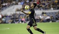 Carlos Vela baja el balón durante un partido del LAFC este año en la MLS.