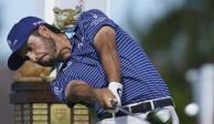 Abraham Ancer realiza su tiro de salida en el primer hoyo de la primera ronda del Hero World Challenge, torneo de la PGA que se lleva a cabo en Bahamas.