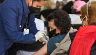 Personas de la tercera edad acuden a los centros de vacunación a recibir dosis de refuerzo en el Estado de México, el lunes.