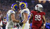 Cooper Kupp (10) y Austin Corbett (63), de los Rams, celebran un touchdown contra Cardinals en la Semana 13 de la NFL