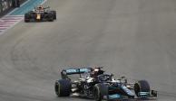 Lewis Hamilton, de Mercedes, el pasado 12 de diciembre, cuando lideraba el Gran Premio de Abu Dabi de la F1 sobre Max Verstappen.