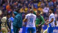 Momento exacto en el que Oscar Mejía le muestra la tarjeta roja a Santiago Solari, estratega del América, durante el partido contra el Puebla.
