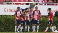 Futbolistas de Chivas celebran un gol en el pasado Torneo Grita México Apertura 2021 de la Liga MX.