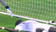 Ousmane Coulibaly yace tendido en el césped durante el partido entre Al-Wakrah y Al-Rayyan en la Superliga de Qatar.