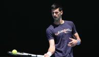 Novak Djokovic entrena en la cancha Rod Laver en Melbourne, de cara a su posible participación en el Abierto de Australia.