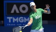 Novak Djokovic, actual campeón del Abierto de Australia, practica en Melbourne, sede del torneo de Grand Slam.