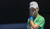 Novak Djokovic durante un entrenamiento de cara al Abierto de Australia, certamen en el que su participación está en duda.