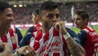 Alexis Vega festeja un gol con Chivas en la Fecha 1 del Torneo Clausura 2022 de la Liga MX.