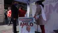 Mujeres otorgan sus firmas para la consulta de Revocación de Mandato del presidente Andrés Manuel López Obrador.