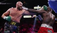 Tyson Fury le da un golpe a Deontay Wilder en su más reciente pelea de box, el pasado 9 de octubre.
