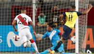 Momento exacto en el que Michael Estrada anota el 1-0 de Ecuador sobre Perú en el Estadio Nacional de Lima.
