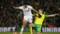 Raul Jimenez y Kenny McLean durante el choque más reciente entre Wolverhampton y Norwich City, el pasado 27 de noviembre.