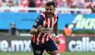 Alexis Vega celebra un gol con Chivas en el Torneo Clausura 2022 de la Liga MX.