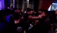 Momento de la pelea entre seguidores del Monterrey en un bar de Abu Dhabi.