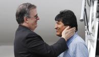 En canciller Marcelo Ebrard junto con Evo Morales, expresidente de Bolivia.