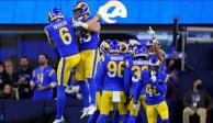 Jugadores de Los Angeles Rams celebran un un duelo de la NFL; hoy juegan el Super Bowl LVI.