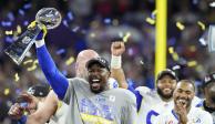Jugadores de los Rams celebran con el trofeo del Super Bowl 2022.