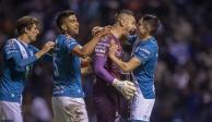 Jugadores del Puebla festejan el penalti que Antony Silva le detuvo a Rogelio Funes Mori en el duelo de la Jornada 6 de la Liga MX entre La Franja y el Monterrey.