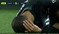Kylian Mbappé se duele tras la falta de la que fue víctima en el partido entre PSG y Nantes.
