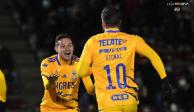 Florian Thauvin y André-Pierre Gignac festejan uno de los goles de Tigres contra el FC Juárez.