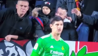 Momento en el que un aficionado del Rayo Vallecano le escupe a Thibaut Courtois, guardameta del Real Madrid.