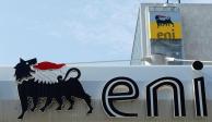 El logo de la compañía energética italiana Eni se ve en una gasolinera en Roma.