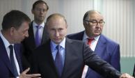 Vladimir Putin, presidente de Rusia, al centro; el empresario Alisher Usmanov, a la derecha.