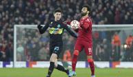 Alessandro Bastoni y Mohamed Salah pelean por el balón en el cotejo entre Inter de Milán y Liverpool en suelo inglés.