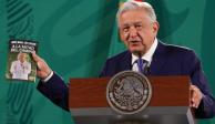 Andrés Manuel López Obrador con su libro "A la mitad del camino".