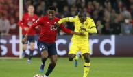 Jonathan David, del Lille, conduce el balón ante la presión de N'Golo Kanté, del Chelsea, en el cotejo entre ambos clubes en Francia.