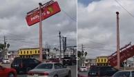 Espectacular de Soriana cae encima de auto de lujo en Matamoros, Tamaulipas.