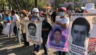 En la imagen: Familiares de los 43 normalistas de Ayotzinapa durante una marcha en CDMX.
