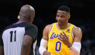 Russell Westbrook, guardia de los Lakers, platica con el referee Derrick Collins (11) durante el juego de la NBA contra Phoenix Suns.