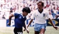 Diego Maradona esquiva a Trevor Steven durante el partido de cuartos de final entre Argentina e Inglaterra en el Mundial de México 1986.